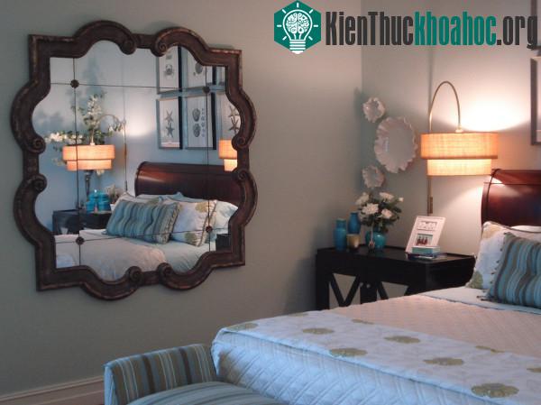 Những bí ẩn kỳ lạ xung quanh chiếc gương soi