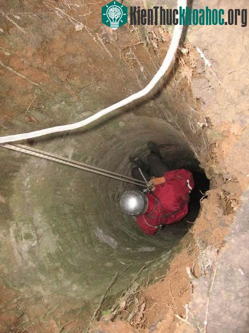 Những chiếc hố sâu bí ẩn trong rừng rậm ở Nga