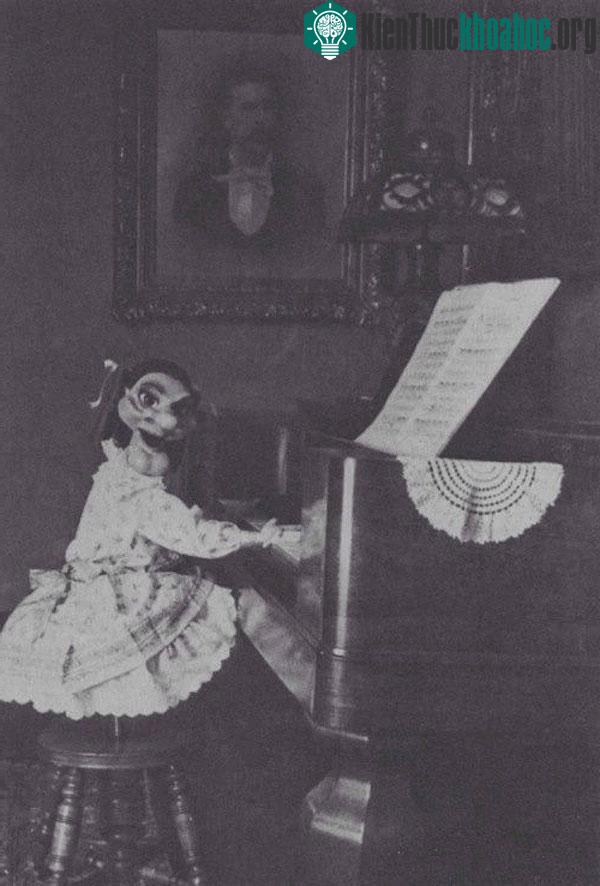 Bức ảnh con rối chơi piano khiến nhiều người giật mình vì quá đáng sợ.