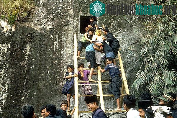 Những người đàn ông sẽ khiêng chiếc quan tài ra nơi chôn cất của bộ lạc.