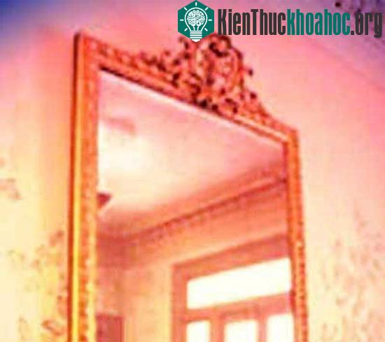 Chiếc gương "quỷ ám" - bí ẩn lạnh người