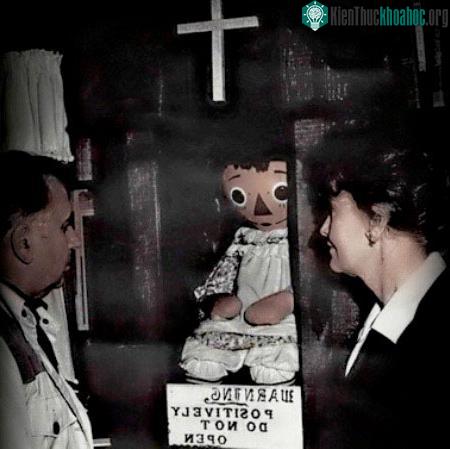 Cô chủ của Annabelle sau đó đã trao tặng lại con búp bê cho bảo tàng Occult tại Connecticut