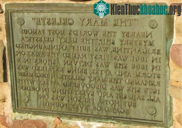Bia tưởng niệm các thủy thủ đoàn tàu Mary Celeste, những người đã biến mất không để lại một vết tích (Ảnh: lost-at-sea-memorials.com)