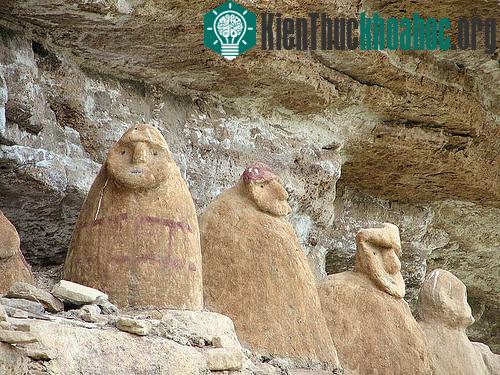 Bí ẩn quan tài hình người trên rìa vách đá ở Peru
