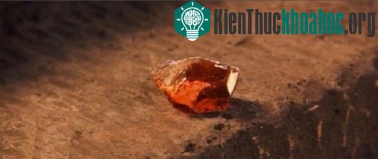 Ông tạo ra "hòn đá triết gia", một vật ma thuật có thể chuyển chì thành vàng