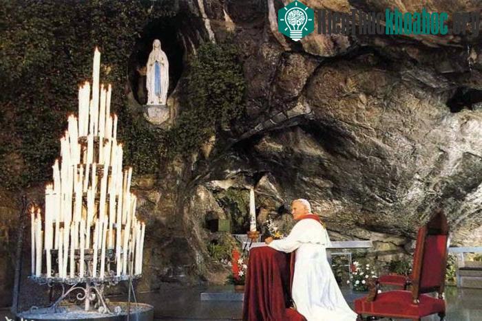 Hang đá nơi Bernadette gặp Đức mẹ Maria.