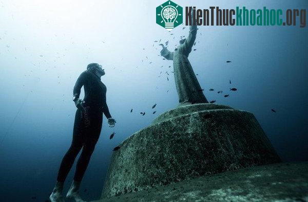 Tượng Christ of the Abyss, Portofino, Italy: Bức tượng chúa Jesus cao 2,5m này được đặt ở nơi Dario Gonzatti thiệt mạng vào năm 1947. Nằm ở độ sâu 10m, tác phẩm của nhà điêu khắc Guido Galletti đượ...
