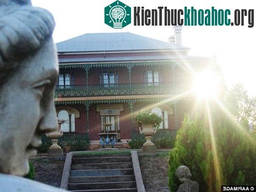 Từng có người hầu gái trong nhà nhảy lầu tự tử, được biết người này đã có thai với ông Crawley