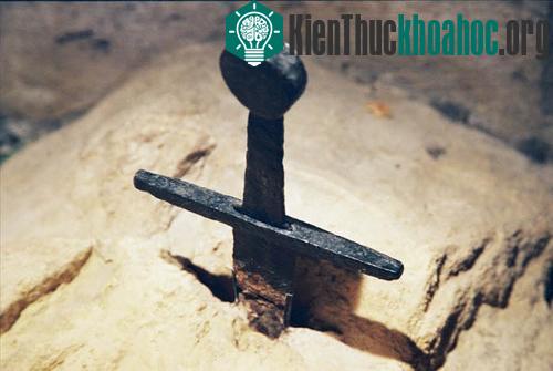 Thanh gươm cắm ngập trong khối đá trên đồi Montesiepi, thành phố Siena, Ý (Ảnh: Internet)