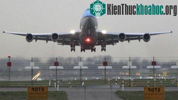 Nhiều vụ tai nạn máy bay đã trở thành bí ẩn khi nguyên nhân thực sự không thể được làm rõ. (Ảnh minh họa: Resisttyranny.net)