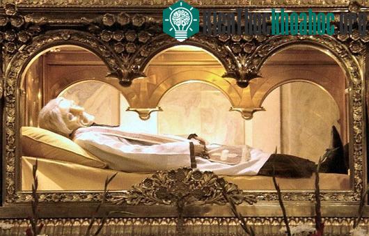 Thi thể Thánh Gioan Maria Vianney vẫn đeo mặt nạ sáp nằm trong lồng kính