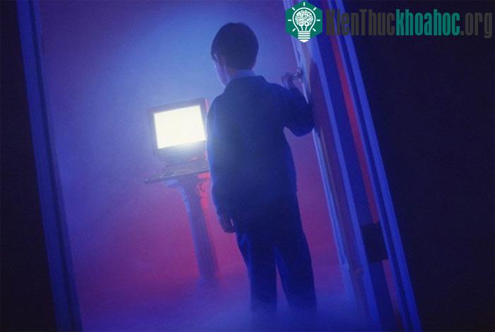 Truyền thuyết về bước chân lạ trong phòng