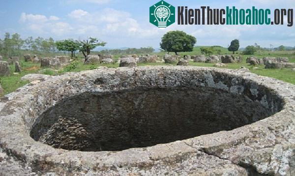 Theo các nhà khảo cổ, những chiếc chum là nơi đặt xác người chết. Đây là một tập tục phổ biến ở Lào và Thái Lan. Các mô mềm trên xác chết đặt trong chum sẽ phân hủy và cơ thể khô dần trước khi hỏa ...