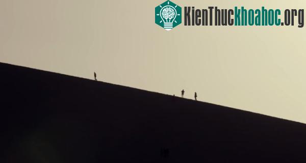 Leo lên đỉnh những cồn cát cao vút và nhìn ngắm hoàng hôn