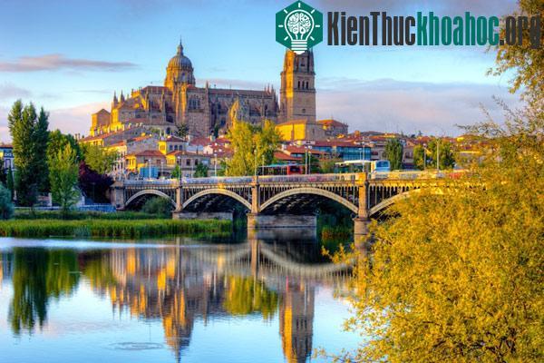 Nhà thờ mới ở Salamanca sau khoảnh khắc mặt trời mọc. (Ảnh: Wikimedia)