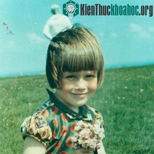 Năm 1964, trong khi chụp ảnh cho con gái, Jim Templeton đã bất ngờ ghi lại được bóng hình một nhân vật đáng ngờ phía sau với trang phục trông giống phi hành gia. Tác giả bức ảnh cho biết, không một...