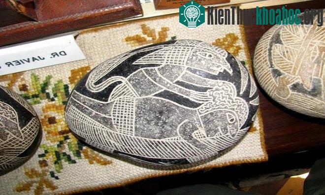 Hòn đá này dường như mô tả một người đang lấy não bệnh nhân, kết nối nó với thiết bị đặc biệt để tránh chết não