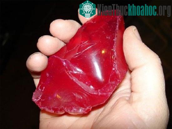 Nhiều người tin, Flamel dùng "hòn đá triết gia" cứu người, tạo ra vàng từ chì, thủy ngân. (Ảnh minh họa)