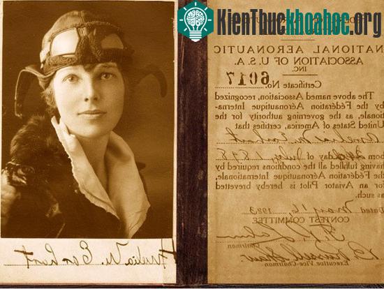 Nữ phi công Amelia Earhart