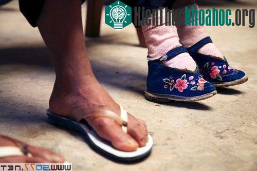 Bà Liu có đôi bàn chân bé nhất thế giới