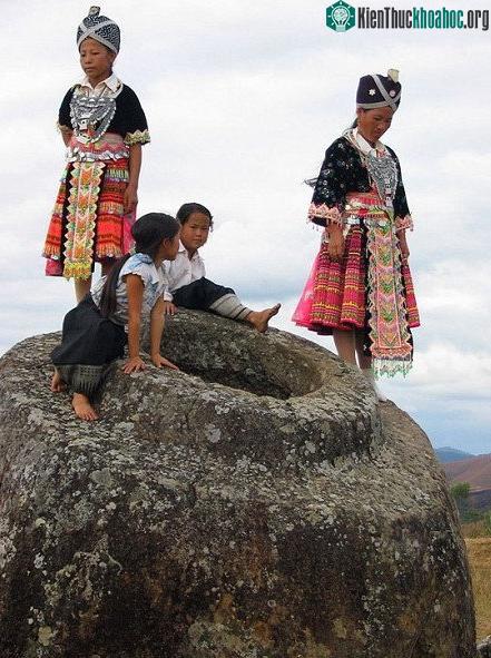 Các nhà khảo cổ vẫn chưa đưa ra kết luận cuối cùng. Tuy nhiên, công việc nghiên cứu của họ đang bị chậm lại do cánh đồng chum là một trong những khu vực khảo cổ nguy hiểm nhất thế giới. Nằm rải rác...