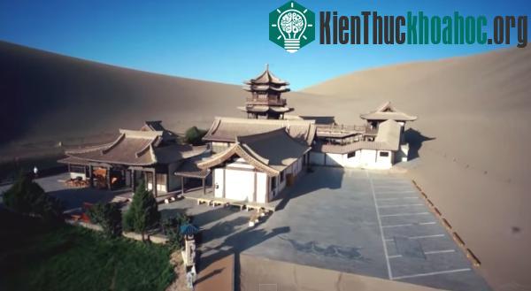 Dạo quanh ngôi chùa truyền thống và sưu tầm những hàng lưu niệm