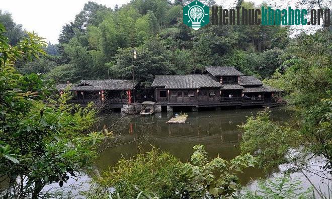 Dân làng thường thu gom rác sinh hoạt rồi chôn trên đồi.