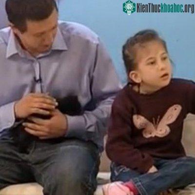 Cô bé giúp cha dượng thoát chết vì lời cảnh báo của mình.