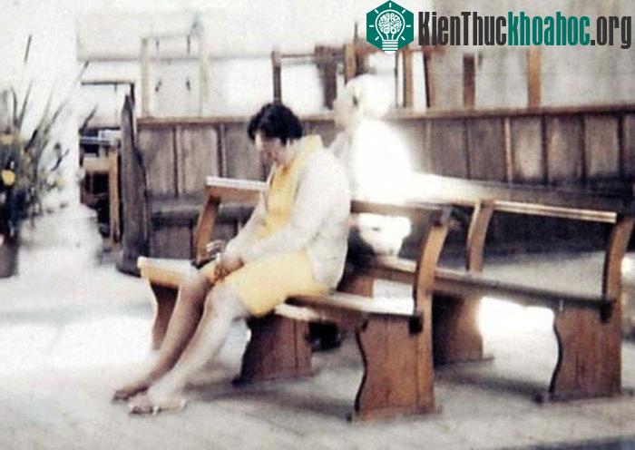 Năm 1975, Peter Berthelot chụp ảnh vợ mình là Diane khi bà đang cầu nguyện tại một nhà thờ ở Worstead, Norfolk. Sau khi rửa ảnh, ông Berthelot bất ngờ phát hiện bóng ma của "Bạch Cô" mà n...
