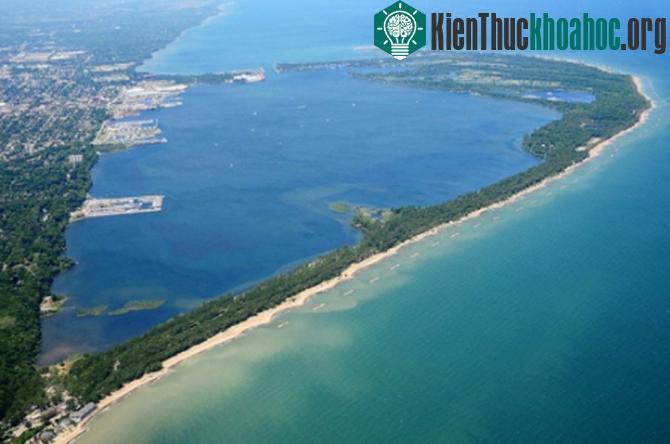 Mũi đất Kursh là một dải đất hẹp uốn cong tạo thành một bán đảo chia tách Kursh ra khỏi biển Baltic.