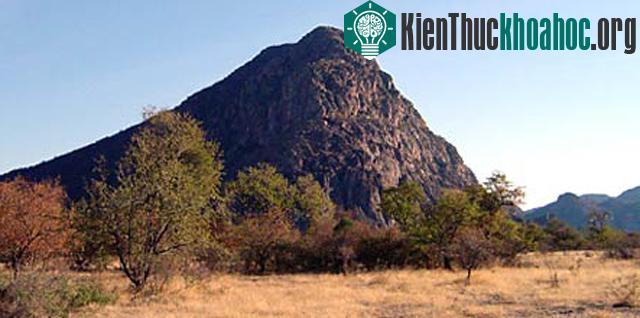 Tsodilo nằm ở phía tây bắc Botswana gần biên giới Namibia thuộc huyện Okavango Sub.