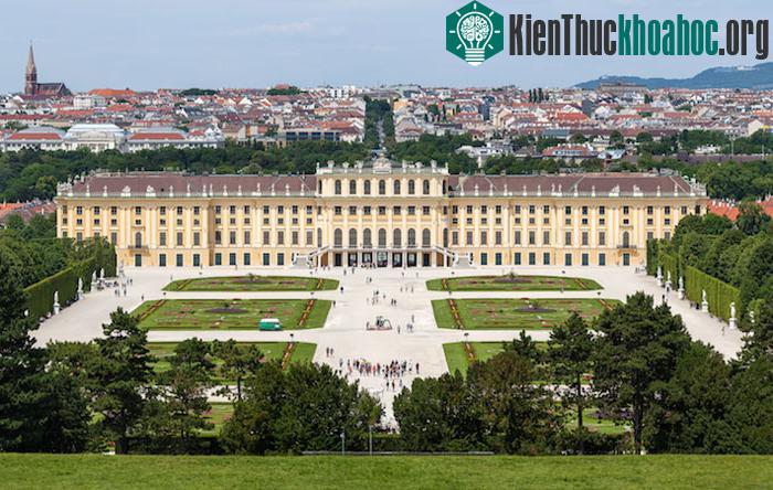 Cung điện Schonbrunn do kiến trúc sư Johann Bernhard Fischer von Erlach nối tiếng xây dựng