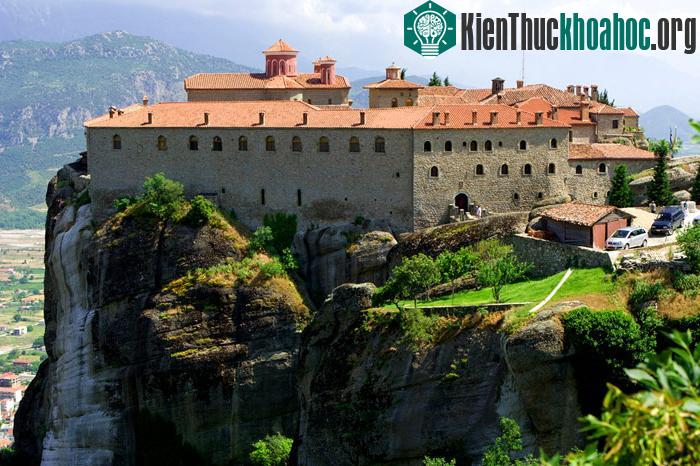 Meteora là một quần thể kiến trúc gồm các tu viện được xây dựng trên một đỉnh núi đá ở phía Tây Bắc Thessaly của Hy Lạp.