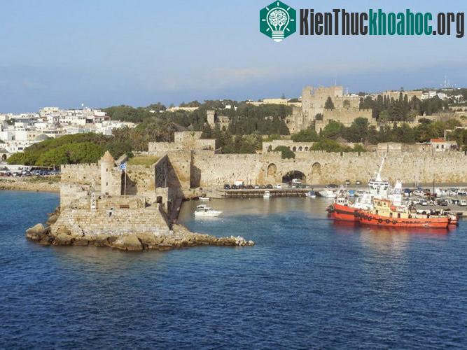 Thành phố thời trung cổ Rodos nằm trên hòn đảo nổi tiếng Rhodes.