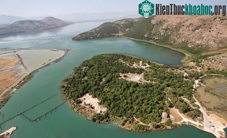 Butrint là một thành phố của Hy Lạp cổ xưa và cũng là di tích cổ ở Sanrande của Albania, sát ngay biên giới Hy Lạp.
