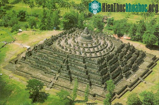 Borobudur là một quần thể đền tháp Phật giáo lớn ở miền trung đảo Java, Indonesia.