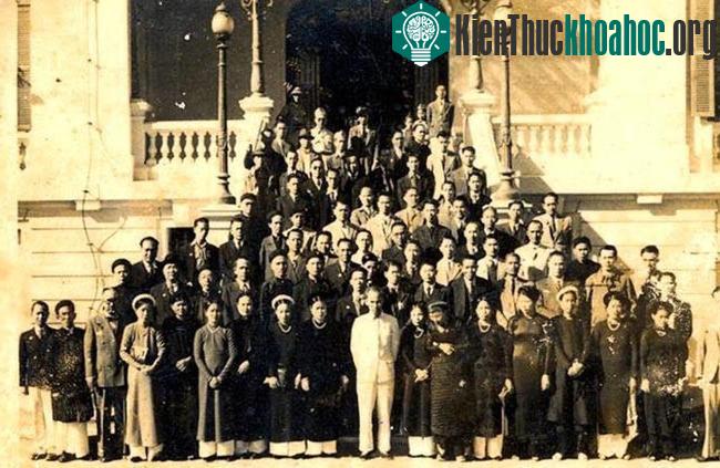 Bác Hồ (áo trắng, đứng giữa) chụp hình lưu niệm với các doanh nhân ngay sau khi Việt Nam tuyên bố độc lập.