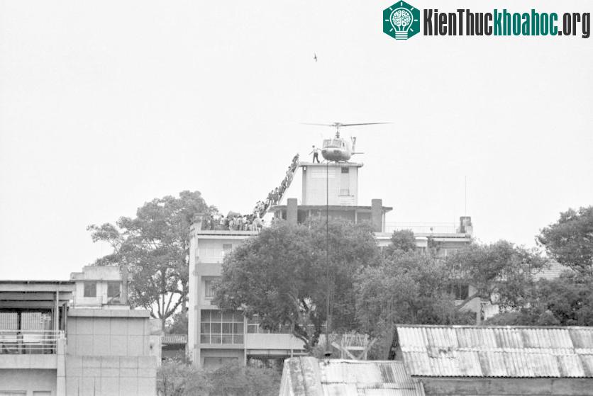 Ngày 28/4/1975, Sài Gòn được đặt dưới lệnh giới nghiêm khi quân giải phóng ngày càng tiến gần thành phố.