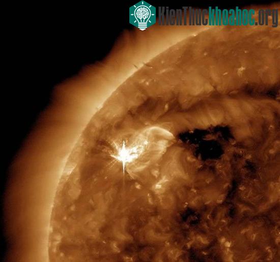 Trùng hợp kinh ngạc giữa vệt sáng trên Mặt trời và UFO ảnh 0
