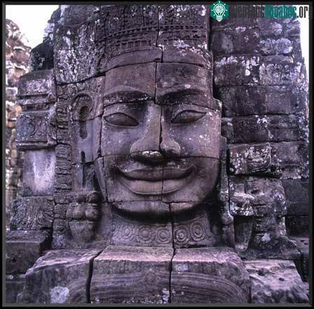 Nụ cười bí ẩn trên gương mặt của Bayon