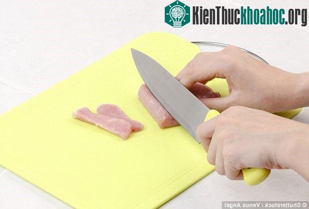 Vi khuẩn sẽ sản sinh nhanh hơn nhiều trên chất liệu nhựa. (Ảnh Daily mail).