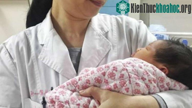 Bé trai nặng 3,8kg được sinh ra nhờ phôi thai đông lạnh 16 năm của mẹ.
