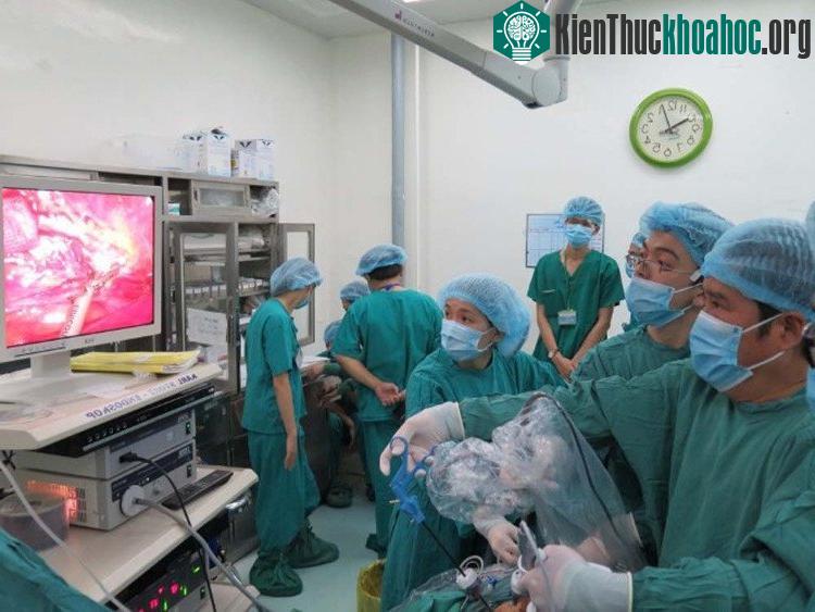 Ê-kíp các bác sĩ Bệnh viện Chợ Rẫy thực hiện ca ghép thận chéo. (ảnh: BV).