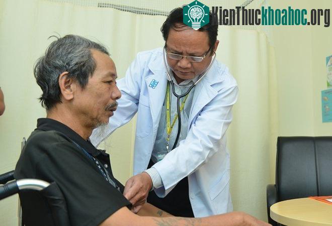PGS.TS.BS Lê Tiến Dũng, Trưởng khoa Hô hấp, Bệnh viện Đại học Y Dược, khám cho bệnh nhân. (Ảnh: N.P).