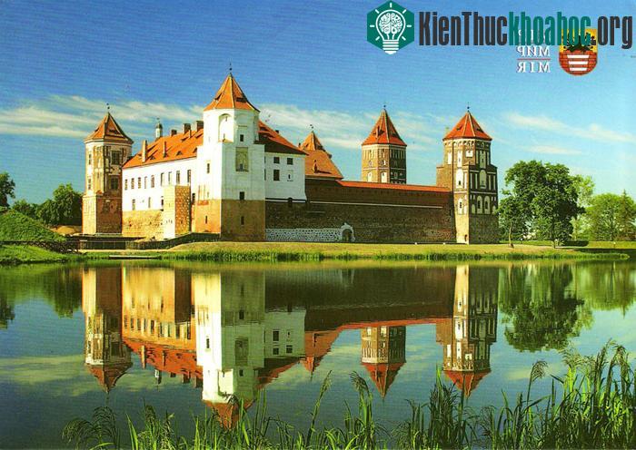 Quần thể lâu đài Mirsky của Belarus nhìn từ góc độ bên ngoài