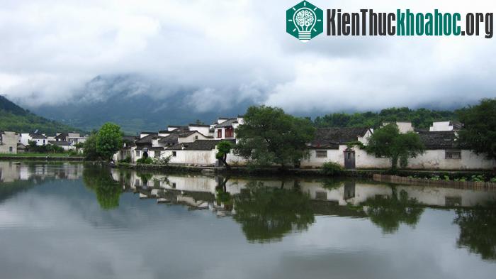 Những ngôi nhà cổ ở đây được xây hoặc liền sát nhau hoặc được xây tách rời độc lập.