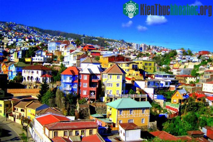 Trước khi kênh đào Panama mở cửa năm 1915, thành phố cổ Valparaiso của Chile là nơi có bến cảng quan trọng bậc nhất trên tuyến đường hàng hải Thái Bình Dương - Đại Tây Dương.
