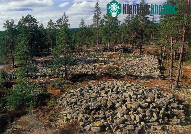Di chỉ mộ Sammallahdenmaki gồm tổng cộng 33 mộ đá, chủ yếu là đá granite