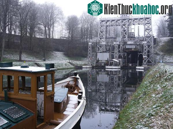 Âu tàu Canal du Centre nằm ở khu vực Borinage Chaleroi, Bỉ.