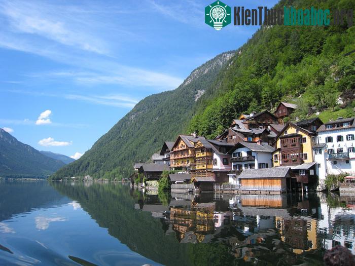 Hallstatt còn được gọi là Viên ngọc của nước Áo bởi cảnh quan thiên nhiên tuyệt đẹp nơi đây